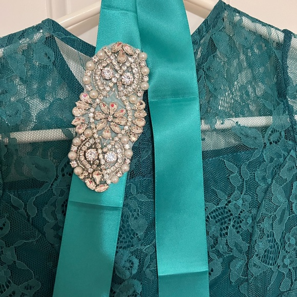 Emerald Green formal dress. - Picture 4 of 5
